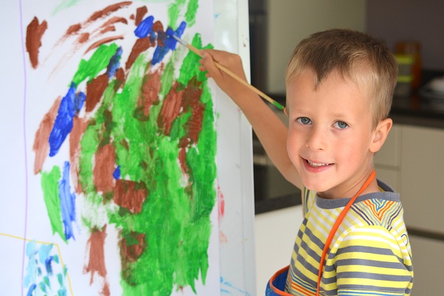De fleste barn synes det er morsomt å utfolde seg kreativt. Tegning er en fin aktivitet å gjøre sammen med barna.