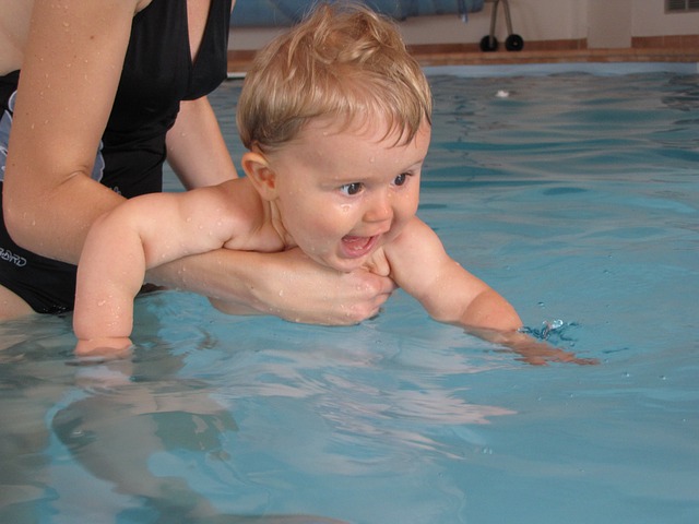 baby som svømmer, mamma holder